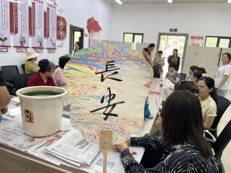當(dāng)非遺漆扇遇上母親節(jié)：社區(qū)居民把“愛”畫進(jìn)千年工藝?yán)?工藝扇
