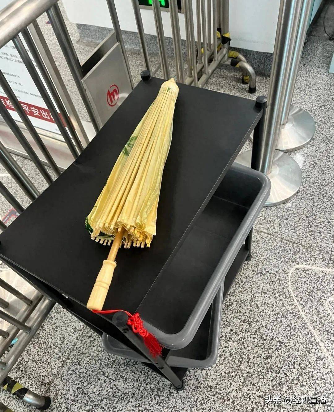 女子帶油紙傘坐地鐵未通過安檢！地鐵回應原因:油紙傘