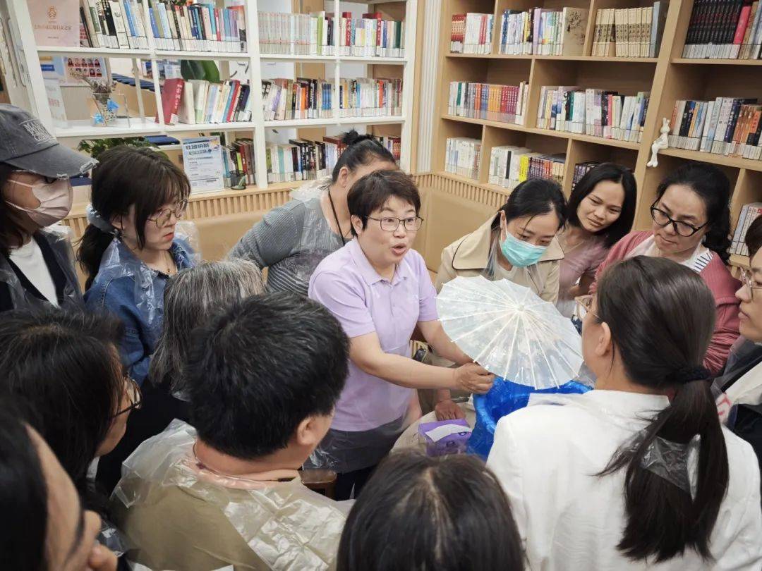 油紙傘下的“她”時光<strong></p>
<p>油紙傘</strong>，“她”們用非遺點亮母親節:油紙傘
