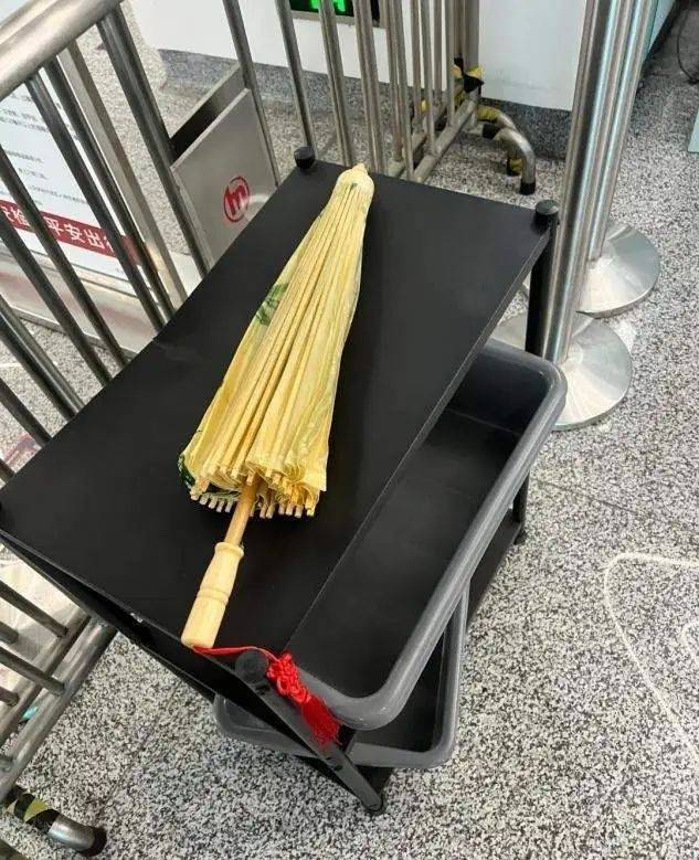 地鐵禁帶油紙傘引熱議！乘飛機能否攜帶？答案來了:油紙傘