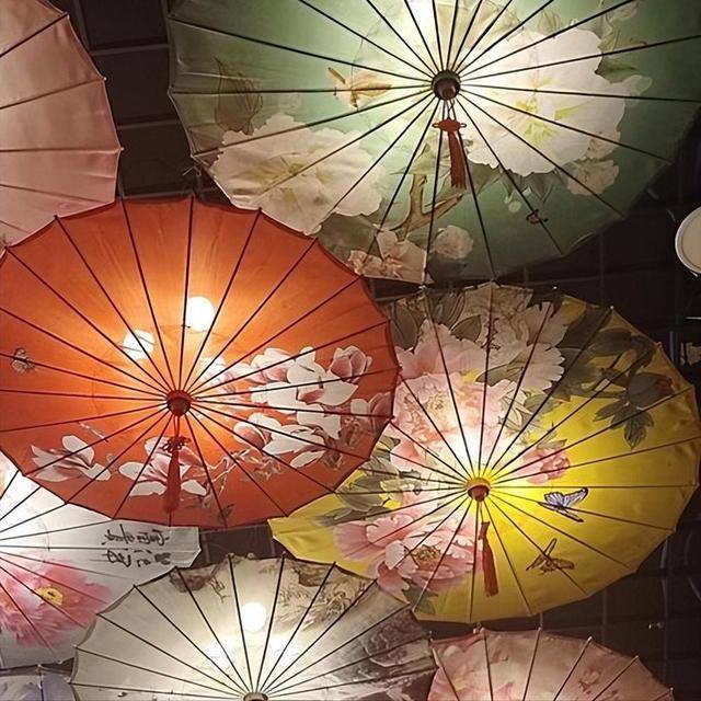 古代“油紙傘”是如何制作的？雨傘的工作原理<strong></p>
<p>油紙傘</strong>，竟然千年未變！:油紙傘