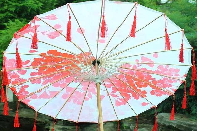 古代“油紙傘”是如何制作的？雨傘的工作原理<strong></p>
<p>油紙傘</strong>，竟然千年未變！:油紙傘