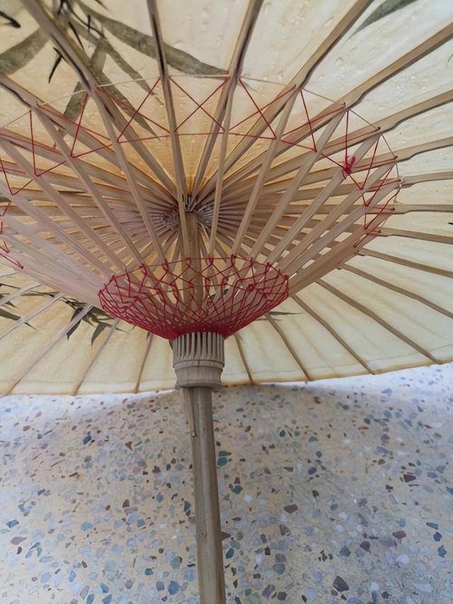 古代“油紙傘”是如何制作的？雨傘的工作原理<strong></p>
<p>油紙傘</strong>，竟然千年未變！:油紙傘