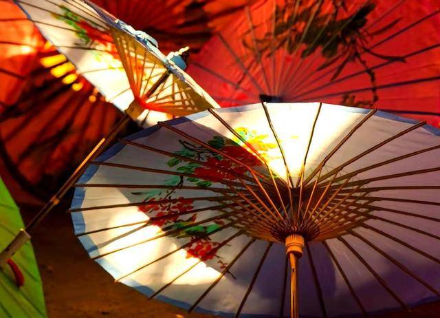 古代“油紙傘”是如何制作的？雨傘的工作原理<strong></p>
<p>油紙傘</strong>，竟然千年未變！:油紙傘