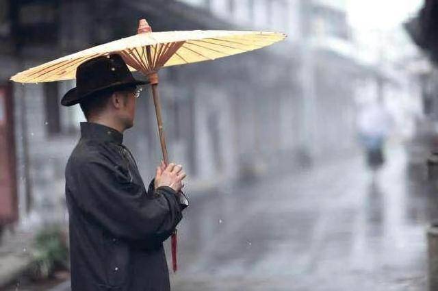 古代“油紙傘”是如何制作的？雨傘的工作原理<strong></p>
<p>油紙傘</strong>，竟然千年未變！:油紙傘