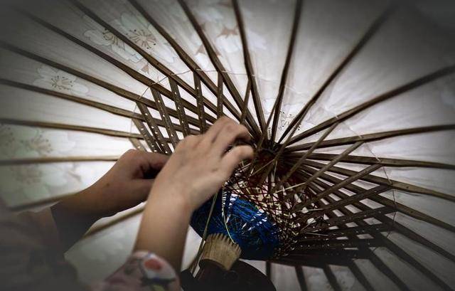 古代“油紙傘”是如何制作的？雨傘的工作原理<strong></p>
<p>油紙傘</strong>，竟然千年未變！:油紙傘