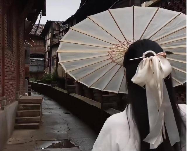 古代“油紙傘”是如何制作的？雨傘的工作原理<strong></p>
<p>油紙傘</strong>，竟然千年未變！:油紙傘