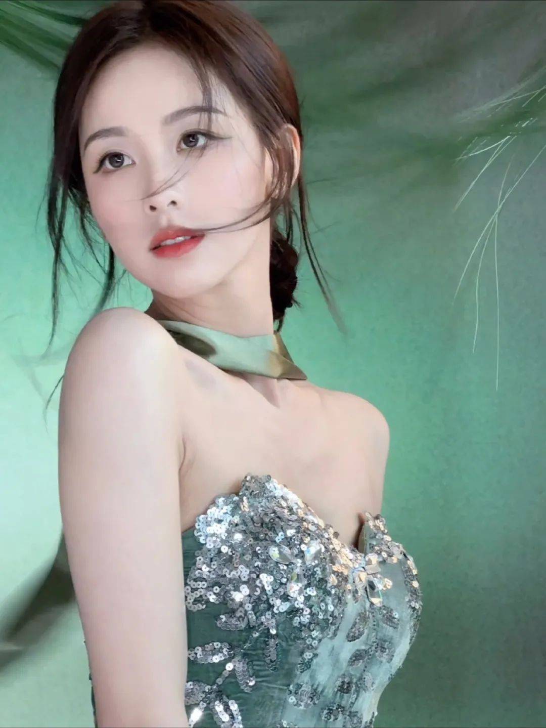 31歲陳都靈現身杭州<strong></p>
<p>油紙傘</strong>，身穿綠裙手撐油紙傘，網友：心動了:油紙傘