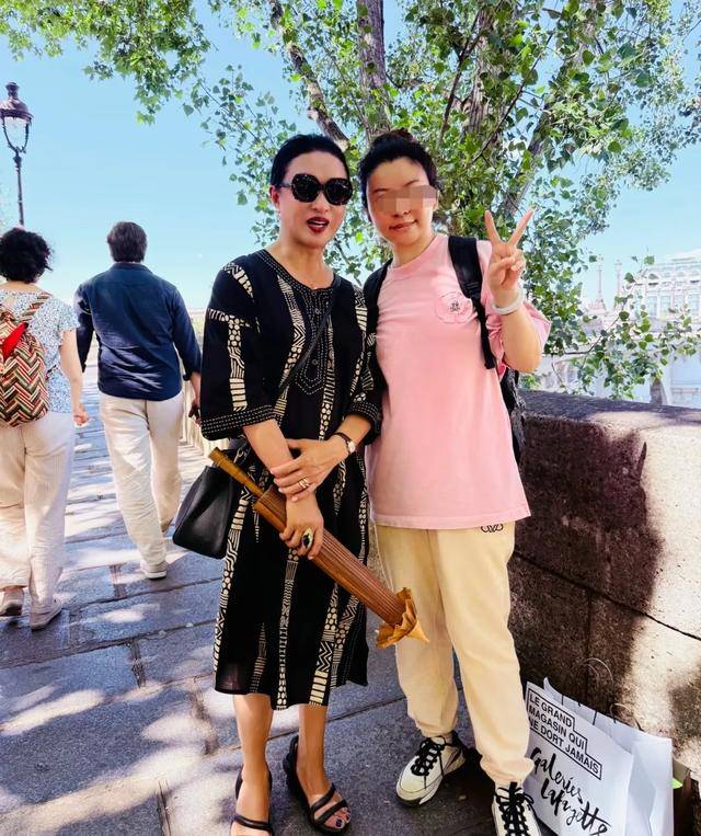 57歲金星現身巴黎<strong></p>
<p>油紙傘</strong>，拿油紙傘氣質好優雅，腳丫變形，腿也粗細不一:油紙傘