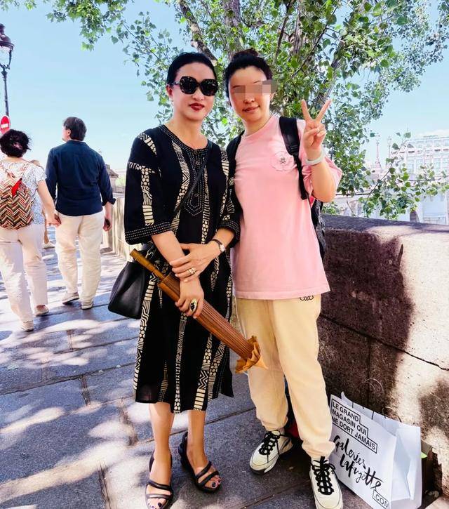 57歲金星現身巴黎<strong></p>
<p>油紙傘</strong>，拿油紙傘氣質好優雅，腳丫變形，腿也粗細不一:油紙傘