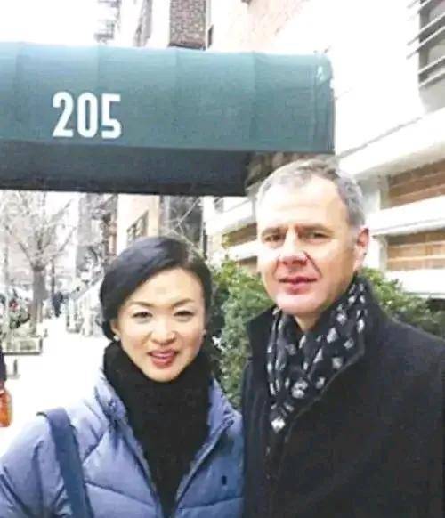 57歲金星現身巴黎<strong></p>
<p>油紙傘</strong>，拿油紙傘氣質好優雅，腳丫變形，腿也粗細不一:油紙傘