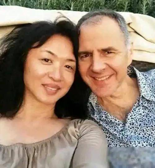 57歲金星現身巴黎<strong></p>
<p>油紙傘</strong>，拿油紙傘氣質好優雅，腳丫變形，腿也粗細不一:油紙傘