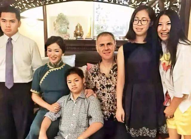 57歲金星現身巴黎<strong></p>
<p>油紙傘</strong>，拿油紙傘氣質好優雅，腳丫變形，腿也粗細不一:油紙傘