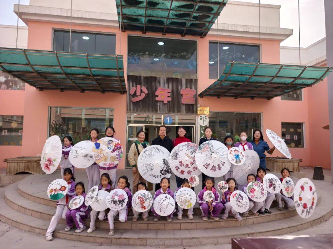 嘉峪關市禁毒辦攜手胡楊繪畫藝術研究會走進實驗小學開展非遺油紙傘畫禁毒宣傳活動:油紙傘