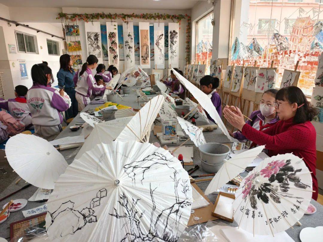 嘉峪關市禁毒辦攜手胡楊繪畫藝術研究會走進實驗小學開展非遺油紙傘畫禁毒宣傳活動:油紙傘